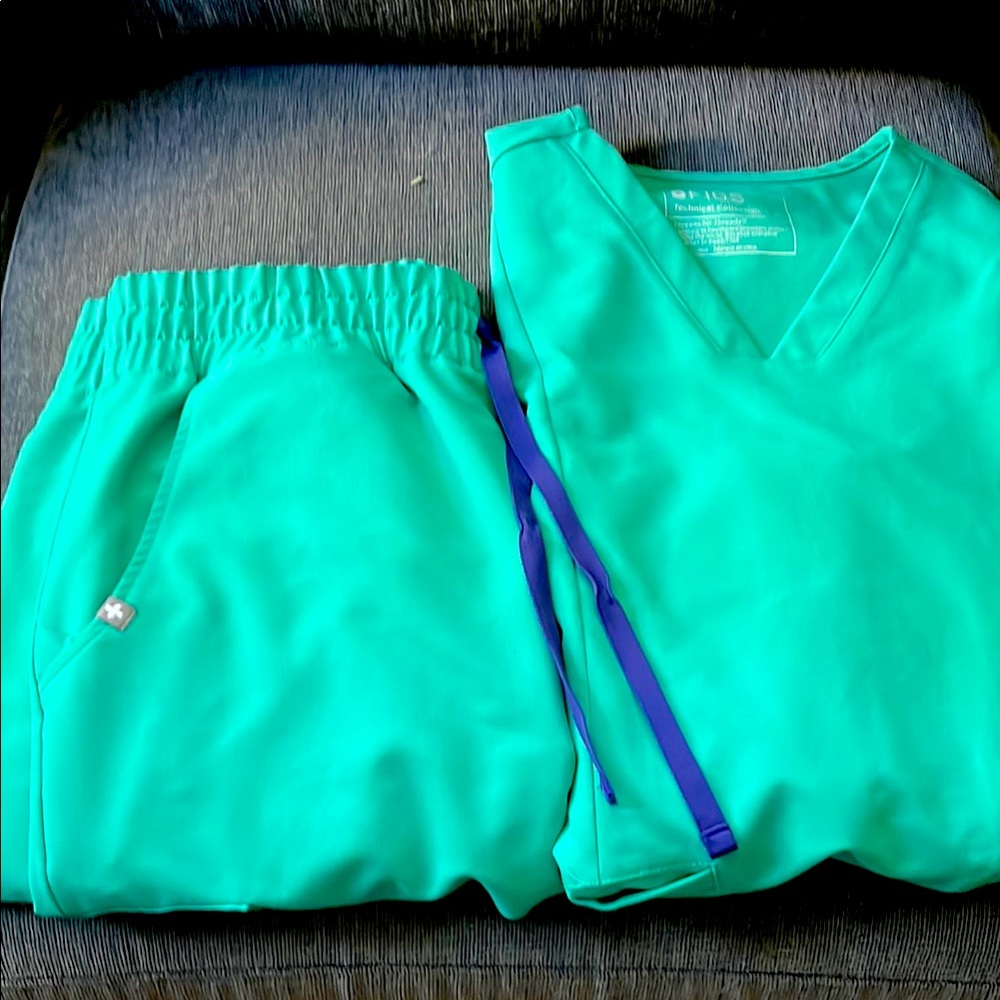 Women's Figs Scrub Set